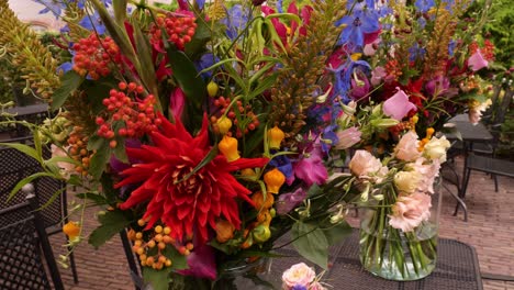 Bunte-Hochzeitsblumen-In-Klaren-Vasen-Auf-Dem-Tisch