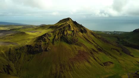 Vista-Panorámica-Aérea-Del-Paisaje-De-Las-Montañas-Verdes-De-Islandia