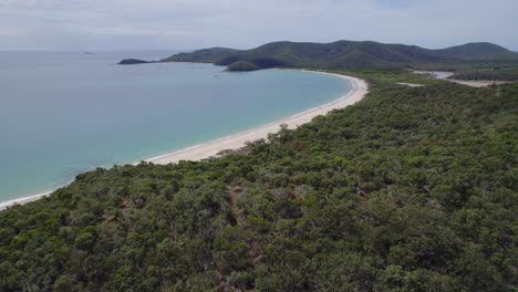 Idyllische-Meereslandschaft-Mit-Türkisfarbenem-Wasser-Auf-Great-Keppel-Island,-Queensland,-Australien---Drohnenaufnahme-Aus-Der-Luft