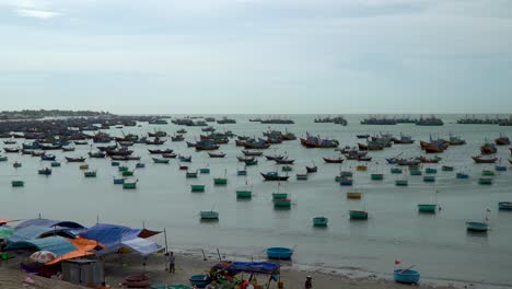 Mui-Ne,-Vietnam,-Ver-Barcos-De-Pesca-Tradicionales-Flotando-En-El-Mar-02