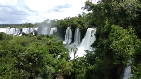 Beautiful-waterfalls-of-Iguazu,-Argentina
