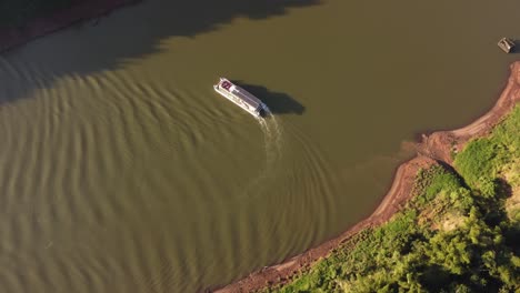 Touristenboot,-Das-Sich-Bei-Sonnenuntergang-Am-Fluss-Iguazu-Entlang-Der-Grenze-Zwischen-Argentinien-Und-Brasilien-Umdreht