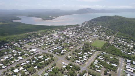 Vista-De-La-Costa-De-Cooktown-Junto-Al-Río-Esfuerzo-Cerca-Del-Mirador-De-La-Colina-Cubierta-De-Hierba-En-Queensland,-Australia