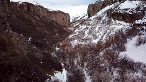 Erhebt-Sich-über-Eine-Schroffe-Schlucht-Und-Klippen-Mit-Schneebedeckten-Wanderwegen-Darunter