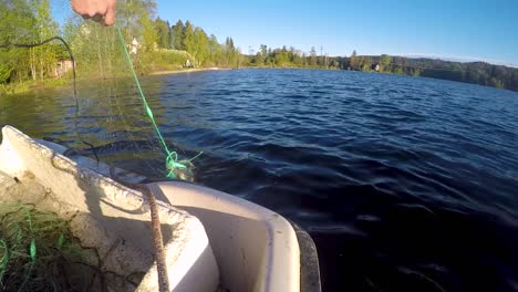 Tirando-De-Una-Red-De-Pesca-En-Un-Pequeño-Lago-En-Noruega