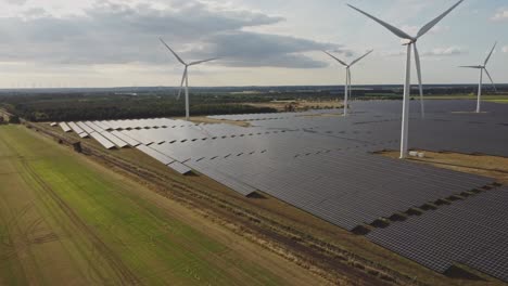 Windkraftanlage-Und-Solarzellen-In-Der-Nähe-Von-Weizenfeldernte-Auf-Einem-Ackerland-In-Der-Nähe-Von-Holstebro,-Dänemark