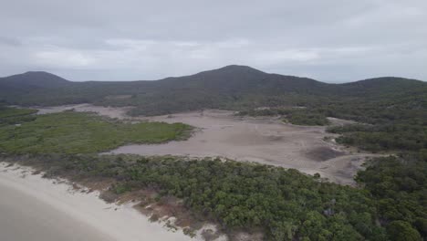 Playa-Escénica-Y-Costa-De-La-Isla-Great-Keppel-En-Queensland,-Australia---Toma-Aérea-De-Drones