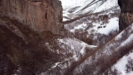 Flying-between-two-rugged-cliffs-in-the-winter-wilderness---dolly-zoom-parallax