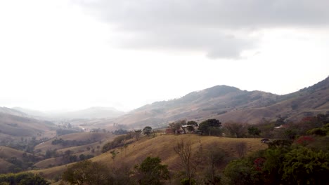 Neblige-Und-Kurvenreiche-Landschaft-Im-Tal-Von-Sao-Bento-Do-Sapucai