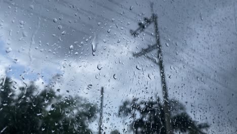 Sturm-Bringt-Regen-In-Bangladesch,-Wie-Von-Einem-Glasfenster-Aus-Gesehen