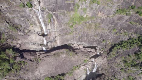 Blick-Von-Oben-Nach-Unten-Auf-Die-Jourama-Falls,-Touristenattraktion-In-Yuruga,-Australien---Drohnenaufnahme