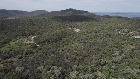 Flying-Over-Densely-Forested-Landscape-Of-The-Great-Keppel-Island-In-Shire-Of-Livingstone,-QLD,-Australia