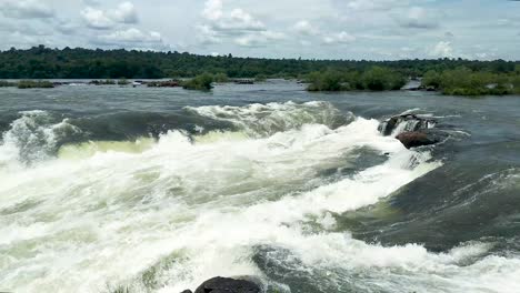 Schwenken-Sie-Links-über-Die-Schnell-Fließenden-Iguazu-Wasserfälle-In-Die-Schlucht-Des-Teufels