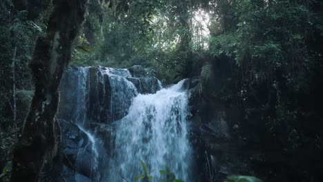 Majestätischer-Wasserfall-Mit-Sonnenstrahlen,-Die-Durch-Den-Regenwald-Scheinen