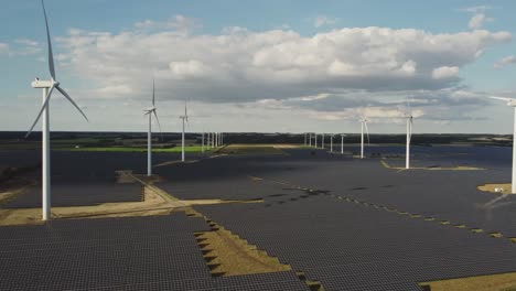 Turbinas-Eólicas-Terrestres-Y-Gran-Planta-De-Paneles-Solares-Cerca-De-Holstebro-En-Dinamarca