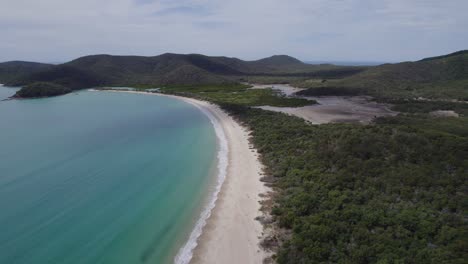 Playa-Escénica-Con-Olas-De-Mar-Turquesa-Salpicando-En-La-Costa-En-La-Isla-Great-Keppel-En-Queensland,-Australia---Toma-Aérea-De-Drones