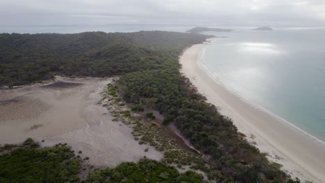 Luftaufnahme-über-Great-Keppel-Island,-Steinbockküste-Von-Zentral-Queensland-In-Australien---Drohnenaufnahme
