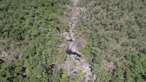 Luftbild-über-Die-Jourama-Falls-Und-Ihre-Malerische-Umgebung-Im-Paluma-Range-National-Park,-Yuruga,-Australien---Drohnenaufnahme