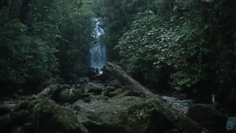 Ein-Am-Ende-Des-Flusses-Sichtbarer-Wasserfall