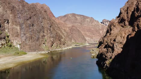 Luftdrohnenansicht-über-Kanus-Auf-Einem-Fluss-Mitten-In-Den-Bergen,-In-Arizona,-Usa
