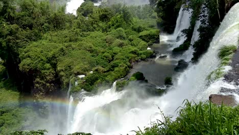 Blick-über-Die-Beeindruckenden-Wasserfälle-Von-Iguazú-In-Die-Schlucht-Des-Teufels