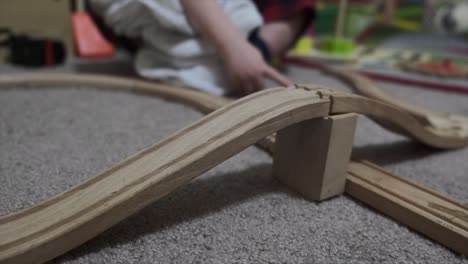 Ein-Kleines-Kind-Und-Ein-Elternteil-Spielen-Zusammen-Mit-Einem-Hölzernen-Eisenbahnset