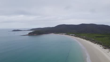 Luftaufnahme-Des-Weißen-Sandstrandes-Auf-Great-Keppel-Island-In-Queensland,-Australien---Drohnenaufnahme