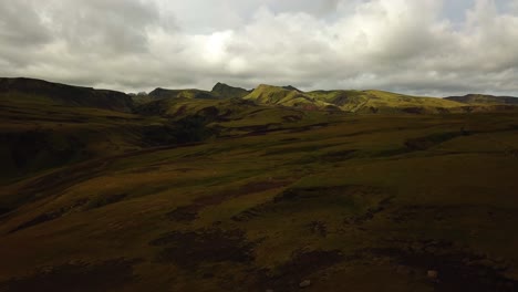 Panorama-Landschaftsansicht-Aus-Der-Luft-Von-Island-Graslandbergen