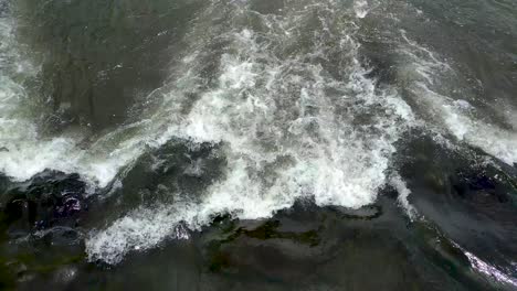 Enger-Schuss-Von-Wasser,-Das-über-Die-Felsen-Im-Fluss-Iguazu-Rauscht