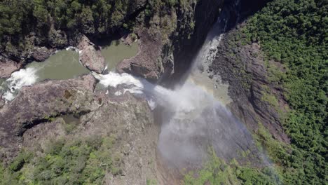 Cataratas-Wallaman---Cascada-De-Una-Sola-Gota-Con-Piscina-Rocosa-Natural-Y-Río-En-El-Fondo-En-Qld,-Australia