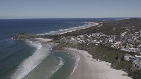 Vista-Panorámica-Sobre-La-Playa-De-Cabarita-En-Nueva-Gales-Del-Sur,-Australia-En-Verano---Toma-Aérea-De-Drones