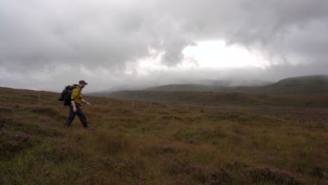 Ein-Wanderer,-Der-In-Schottland-Eine-Sumpfige-Heidelandschaft-Durchquert