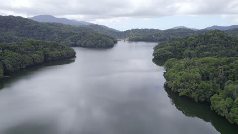 Lake-Morris-Mit-Ruhigem-Wasser-Und-üppiger-Vegetation-In-Nord-Queensland,-Australien---Drohnenaufnahme-Aus-Der-Luft
