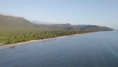 Panorama-Del-Mar-Azul-Tranquilo,-La-Playa-De-Wangetti-Y-El-Bosque-Costero---Wangetti,-Queensland,-Australia