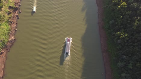 Luftbild-Von-Oben-Nach-Unten-Von-Touristenbooten,-Die-An-Sonnigen-Tagen-Auf-Dem-Fluss-Iguazu-Fahren---Grenze-Zwischen-Argentinien-Und-Brasilien-An-Sonnigen-Tagen