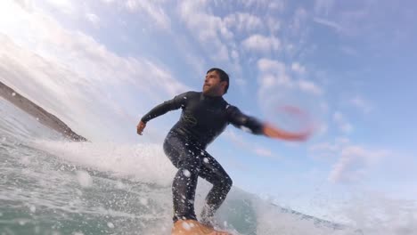 Joven-Adolescente-Surfista-Surfeando-Una-Pequeña-Ola-Oceánica-Atacando-El-Labio