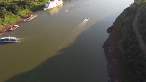 Luftaufnahme-Der-Kleinen-Boote-Und-Großen-Touristenboote,-Die-Auf-Dem-Fluss-Iguazu-An-Der-Grenze-Zwischen-Argentinien-Und-Brasilien-Segeln