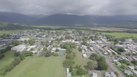 Rural-Town-Of-Mossman-In-The-Shire-Of-Douglas,-Queensland,-Australia---aerial-pullback