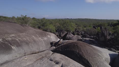 Gigantescas-Rocas-De-Granito-Y-Exuberante-Vegetación-Del-Parque-Natural-Granite-Gorge-En-Qld,-Australia---Toma-Aérea-De-Drones