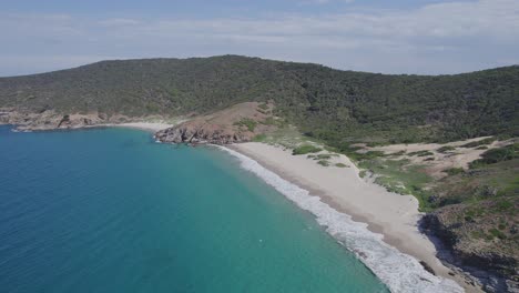 Luftaufnahme-Von-Meereswellen-An-Der-Sandigen-Küstenlinie-Des-Strandes-Im-Sommer-In-Qld,-Australien