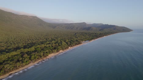 Vista-Panorámica-Sobre-La-Playa-De-Wangetti-Al-Atardecer-En-El-Norte-De-Queensland,-Australia---Toma-Aérea-De-Drones