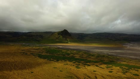 Luftlandschaftsansicht-Eines-Gletscherflusses-Mit-Vielen-Zweigen,-Die-In-Einem-Bergtal-In-Island-Fließen