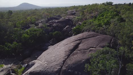 Fabelhafte-Felslandschaft-Aus-Massiven-Felsbrocken-Mit-Grünem-Laub-Im-Granite-Gorge-Nature-Park-In-Mareeba,-Queensland