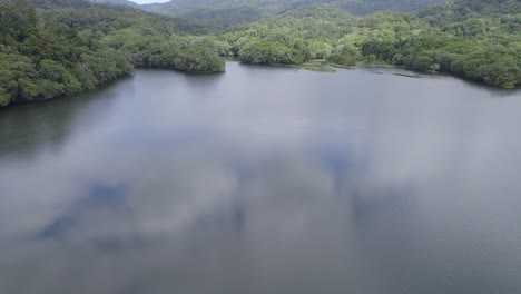 Nubes-Y-Reflejo-Del-Cielo-En-Las-Tranquilas-Aguas-Del-Lago-Morris-En-La-Región-De-Cairns,-Queensland