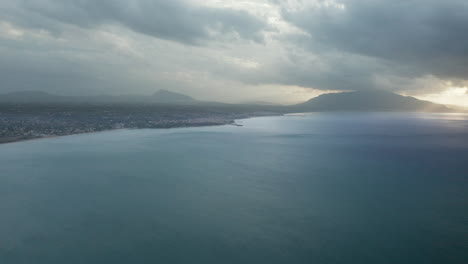 Mar-Azul-Tranquilo-Al-Amanecer-Cerca-Del-Castellammare-Del-Golfo,-Trapani,-Sicilia,-Italia