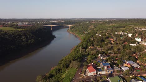 Luftaufnahme-Des-Iguazu-Flusses-In-Misiones-Mit-Tancredo-Neves-Brücke-Bei-Sonnenuntergang