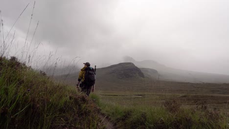 Caminando-Por-Una-Ruta-De-Senderismo-En-Las-Montañas-Escocesas-Y-Saliendo-Del-Marco-A-La-Vuelta-De-Una-Esquina