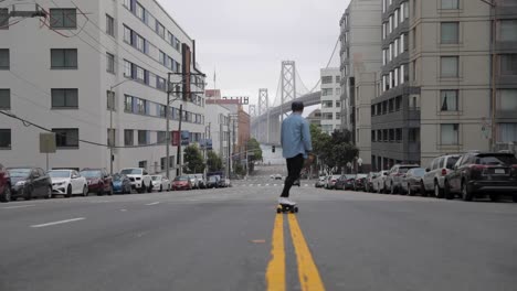 Skateboarding-In-Richtung-Bay-Bridge-In-San-Francisco