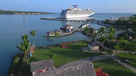Menschen,-Die-Im-Resort-Mit-Einem-Kreuzfahrtschiff-Spazieren-Gehen,-Das-Im-Kreuzfahrtterminal-Aber-Cove-In-Der-Dominikanischen-Republik-Angedockt-Ist