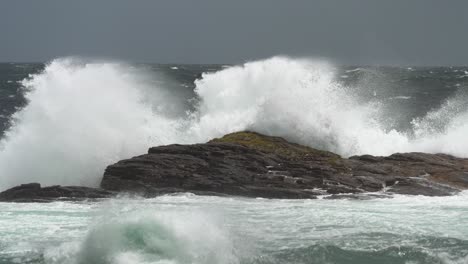 Stürmische-Wellen,-Die-über-Das-Riff-Der-Guten-Hoffnung-Krachen-Und-Sprühen